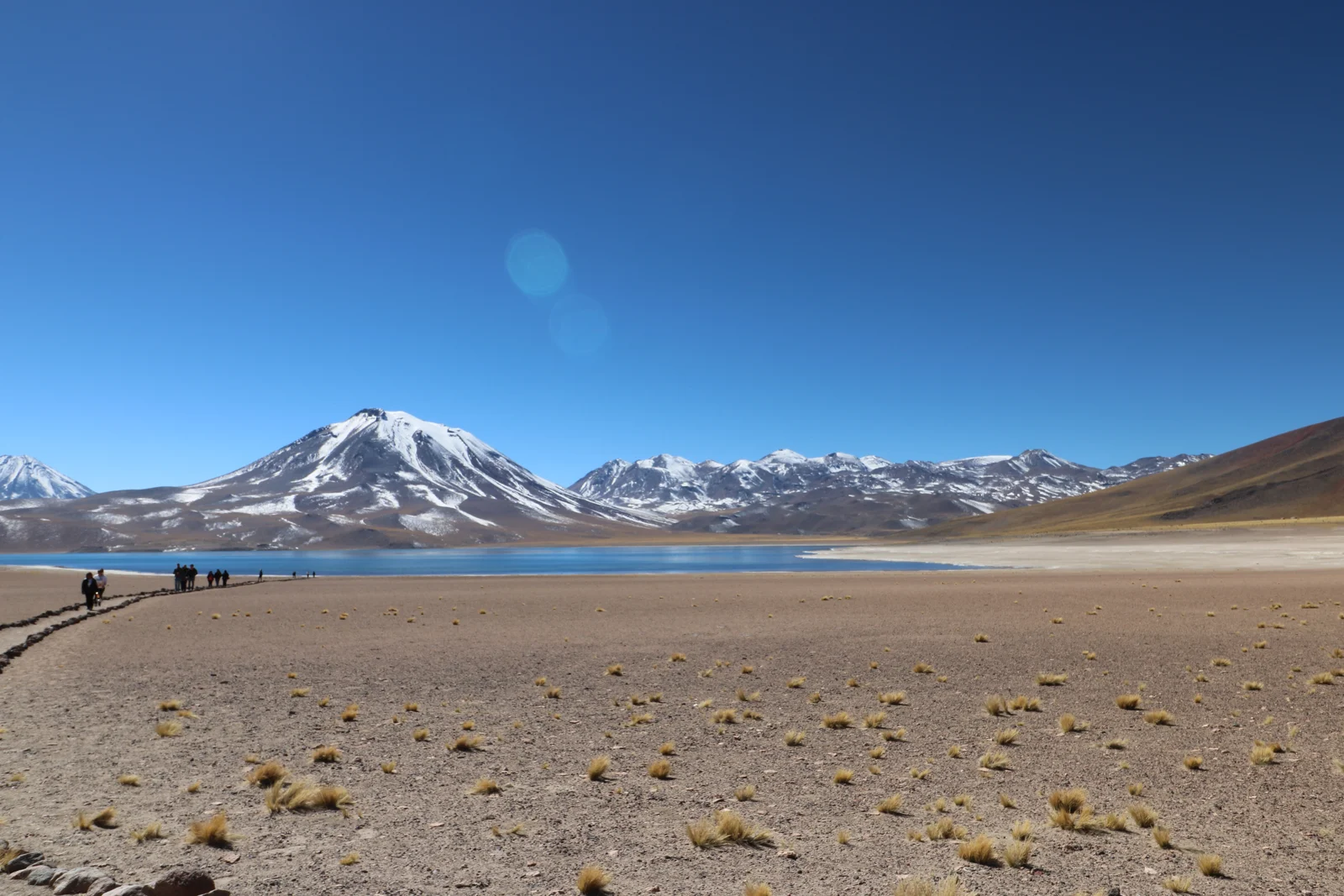 Montanhas e lago do acervo de viagens de Aline e Fred